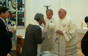 El Papa bautiza a Francisco en la Nunciatura Apostólica de Seúl (Foto Comité Preparatorio de la Visita del Papa Francisco a Corea) 
