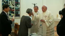 El Papa bautiza a Francisco en la Nunciatura Apostólica de Seúl (Foto Comité Preparatorio de la Visita del Papa Francisco a Corea)