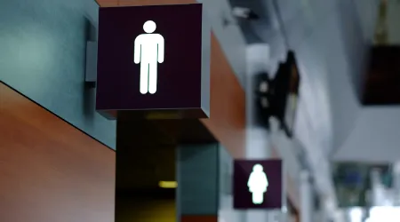 Perú: Pedir retirar carteles “inclusivos” en baños no basta para proteger a mujeres, alertan