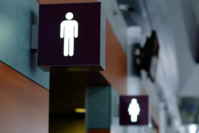 Perú: Pedir retirar carteles “inclusivos” en baños no basta para proteger a mujeres, alertan