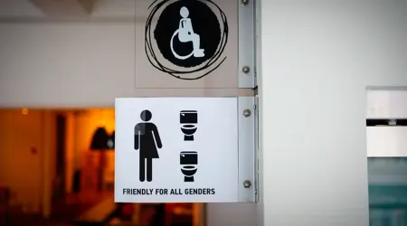 Congreso rechaza instalación de “baños trans” en la 52 Asamblea de la OEA en Perú