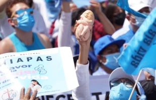 Mujer sostiene imagen de bebu00e9 durante la multitudinaria marcha provida el 3 de octubre en Ciudad de Mu00e9xico. Cru00e9dito: David Ramos / ACI Prensa. 