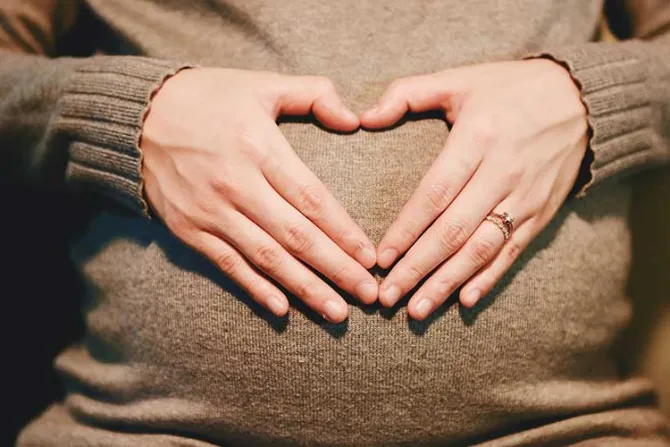 Conductora de TV rechaza aborto de bebé con anencefalia: “Dios tiene un plan para ella”