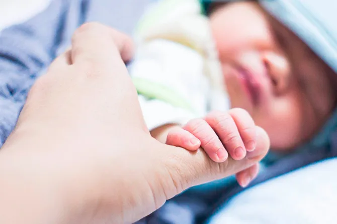 Salvó una vida: Un bebé con anencefalia es el héroe más joven de Reino Unido