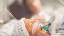 Imagen referencial de bebé en unidad de cuidados intensivos. Crédito: Shutterstock