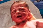 VIRAL: Recién nacido saluda el “milagro de la vida” con los brazos abiertos