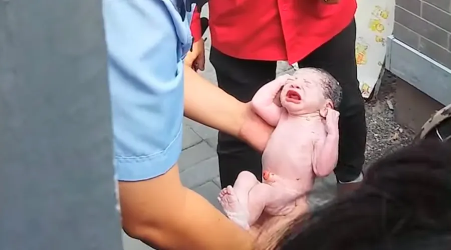 En China rescatan a bebé abandonada / Foto: Captura de video (Youtube CNN) ?w=200&h=150