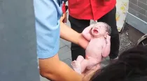 En China rescatan a bebé abandonada / Foto: Captura de video (Youtube CNN) 