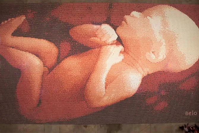 Video viral: 66 mil vasos de agua forman mosaico de bebé en el vientre materno