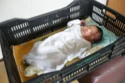 Sacerdote recuerda con una foto al primero de más de 40 bebés que rescató del aborto