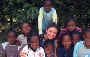 Belén con algunos niños en Etiopía.  