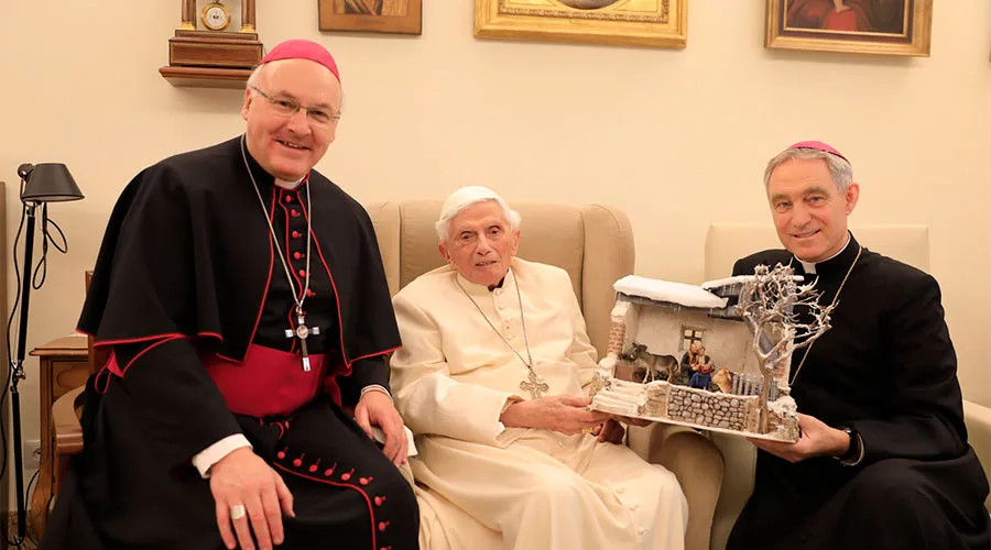 De izquierda a derecha: Mons. Rudolf Voderholzer, Papa emérito Benedicto XVI y Mons. Georg Gänswein (8 de diciembre de 2021) / Crédito: Diócesis de Regensburg