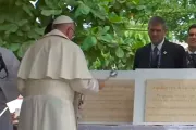 VIDEO: El Papa bendice primera piedra de casas para sin techo de la obra Talitha Qum