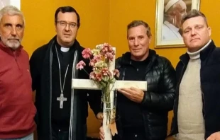 Mons. Mestre con los referentes de la fundaciu00f3n No Me Olvides. Cru00e9dito: Diu00f3cesis de Mar del Plata 