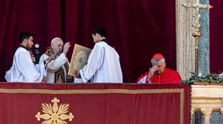 El Papa imparte la bendición Urbi et Orbi. Foto: Daniel Ibáñez / ACI Prensa?w=200&h=150