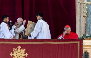 El Papa imparte la bendiciu00f3n Urbi et Orbi. Foto: Daniel Ibu00e1u00f1ez / ACI Prensa 