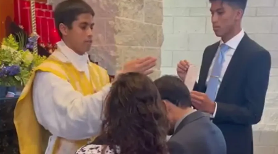 La conmovedora historia detrás del video de la bendición de joven sacerdote a sus padres