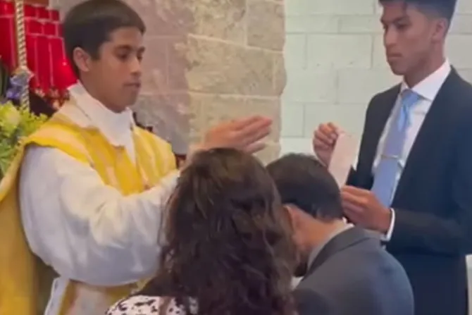 La conmovedora historia detrás del video de la bendición de joven sacerdote a sus padres