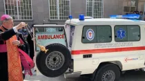 Nuncio Apostólico en Armenia bendice ambulancia. Foto: Vatican Media