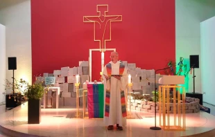 Servicio de bendiciu00f3n en la Iglesia juvenil en Wu00fczburg, Alemania, este 10 de mayo, como parte de una acciu00f3n que desafu00eda al Vaticano respecto a las uniones del mismo sexo. Cru00e9dito: Gehrig / CNA Deutsch 