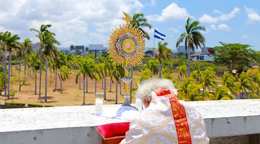 Cardenal Leopoldo José Brenes bendiciendo Nicaragua. Créditos: Lázaro Gutierrez