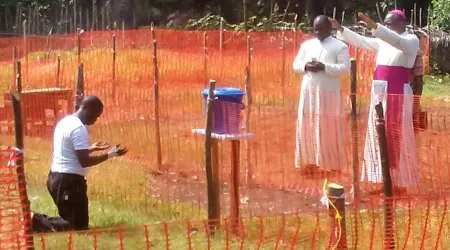 Fotografía de Obispo africano bendiciendo a sacerdote con ébola impacta redes sociales
