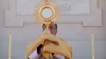 Momento de la bendición de Mons. Ginés García con el Santísimo desde el Cerro de los Ángeles. Crédito: Captura Pantalla youtube. 