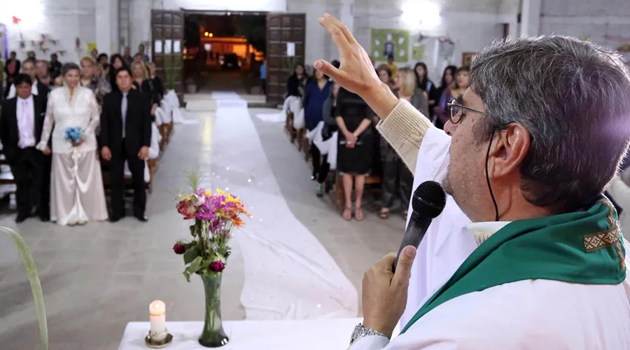 Argentina: Sacerdote que bendijo "matrimonio" gay confunde a católicos, alertan expertos