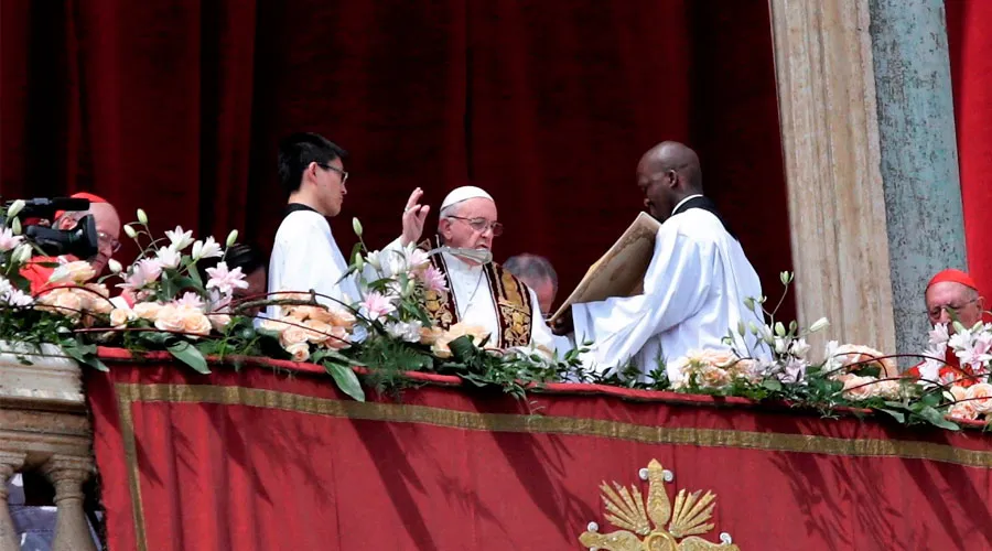 El Papa Francisco pronuncia el Mensaje Pascual en el Vaticano / Foto: Lucía Ballester (ACI Prensa)