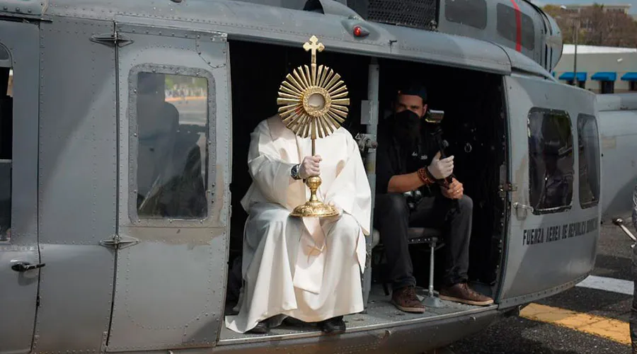 República Dominicana recibe bendición del Santísimo Sacramento desde helicóptero
