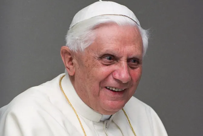 “A Benedicto XVI le debo mi conversión”: 10 testimonios de católicos
