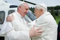 Papa Francisco y Benedicto XVI. Foto: News.va. (Imagen referencial)
