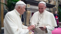 Benedicto XVI y el Papa Francisco durante la celebraciu00f3n. Foto: L'Osservatore Romano
