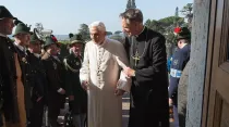 Benedicto XVI y Mons. Georg Gänswein. Crédito: Vatican Media