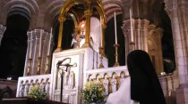 Una benedictina del Sagrado Corazón en adoración al Santísimo. Crédito: Sitio web Bénédictines du Sacré-Coeur de Montmartre