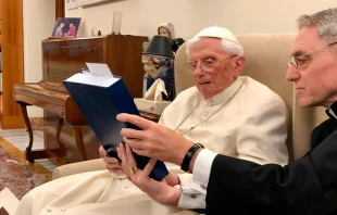 El Papa Benedicto XVI con su secretario, el Arzobispo alemu00e1n Georg Gu00e4nswein. Cru00e9dito: Fundaciu00f3n Vaticana Joseph Ratzinger - Benedicto XVI 