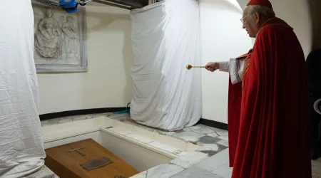 Así fue sepultado Benedicto XVI en el Vaticano