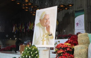Imagen de Benedicto XVI en el altar de la Basu00edlica de Nuestra Seu00f1ora de Guadalupe. Cru00e9dito: Basu00edlica de Guadalupe. 