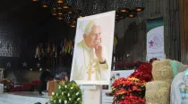Imagen de Benedicto XVI en el altar de la Basílica de Nuestra Señora de Guadalupe. Crédito: Basílica de Guadalupe.