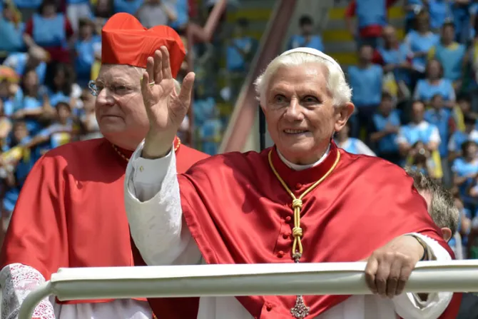 Roban cruz pectoral del Papa Benedicto XVI de una iglesia en Alemania