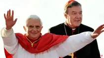 Benedicto XVI y el Cardenal Pell en Australia. Crédito: EWTN