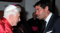 Benedicto XVI y Eduardo Verástegui. Crédito: Facebook Eduardo Verástegui