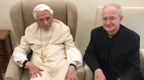 Benedicto XVI y Mons. Livio Melina en audiencia privada, el 1 de agosto. Crédito: ACI