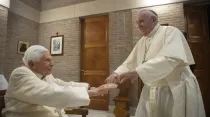 El Papa Emérito Benedicto XVI y el Papa Francisco en noviembre de 2020. Crédito: Vatican Media.