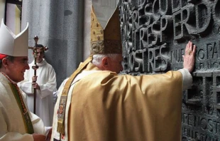 El Papa Emu00e9rito Benedicto XVI en la Sagrada Familia. Cru00e9dito: Arzobispado de Barcelona 
