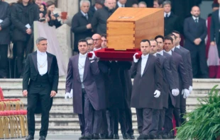 El ataúd de Benedicto XVI es llevado del interior de la Basílica de San Pedro a la Plaza de San Pedro. Crédito: Daniel Ibáñez / ACI Prensa