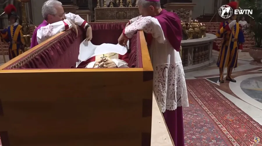 El emotivo rito del cierre del ataúd de Benedicto XVI [VIDEO]