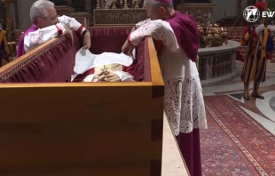 Parte del rito del cierre del atau00fad de Benedicto XVI. Cru00e9dito: EWTN 