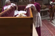 El emotivo rito del cierre del ataúd de Benedicto XVI [VIDEO]
