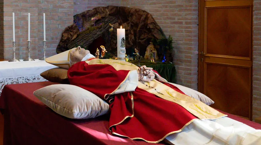 ¿La "campana de la muerte" sonó en Roma cuando falleció Benedicto XVI?